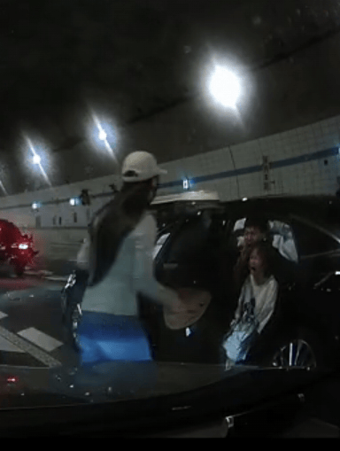 广州一男孩跪地拦车救母感动全网<strong></p>
<p>XRP交易所</strong>,妈妈回应:哭着看完视频,“没有想到孩子这么爱我”