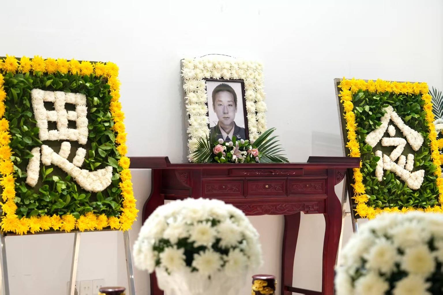 四川省宜宾市公安局因公牺牲民警李虎同志遗体告别仪式举行