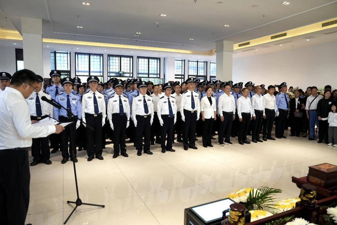 含泪送别!四川屏山县公安局副局长李虎办案途中坠江牺牲:“怕个啥<strong></p>
<p>XRP交易所</strong>,干就是!”是他的口头禅