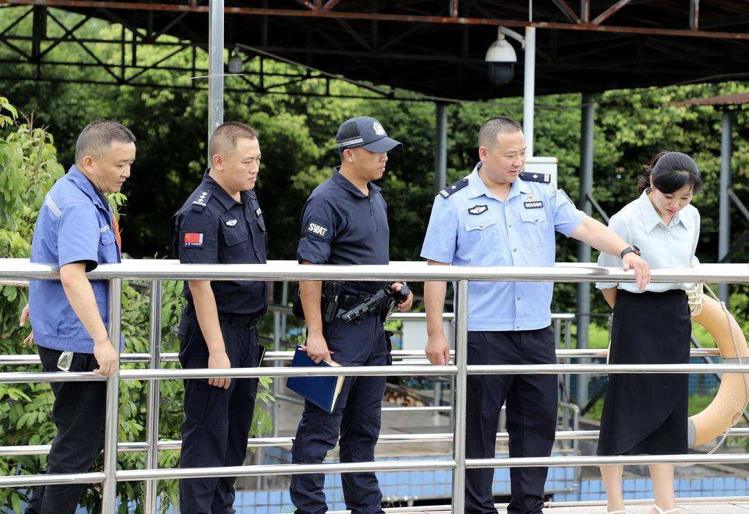 含泪送别!四川屏山县公安局副局长李虎办案途中坠江牺牲:“怕个啥<strong></p>
<p>XRP交易所</strong>,干就是!”是他的口头禅