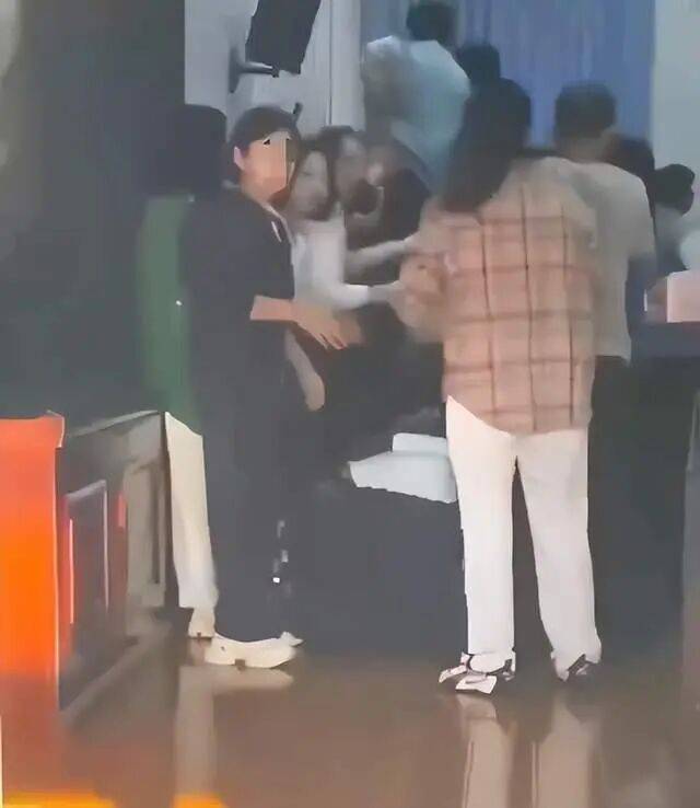 家长们跪成一排<strong></p>
<p>瑞波币交易所</strong>,学生蒙眼从背上踩过?教育局回应河南一中学举办活动引热议:正调查处理