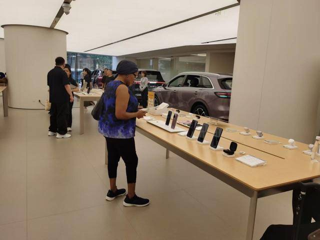 俄罗斯游客在上海一人狂买6台华为