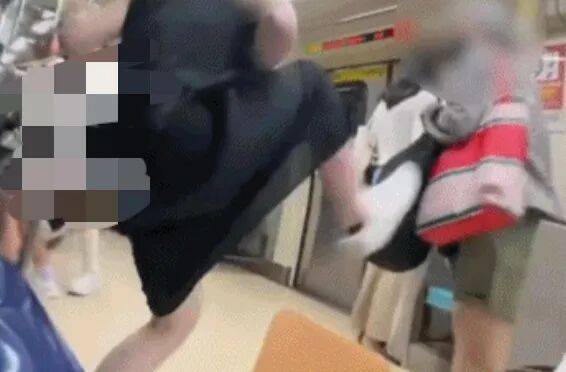 73岁老太地铁逼年轻人让座，被一脚踹飞！次日在超市闹事被捕，一查竟是通缉犯！