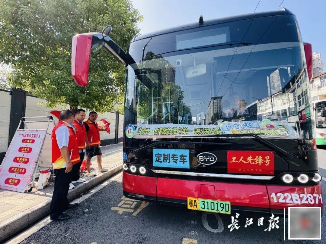 暴增10多倍！武汉这条公交突然火了，大批人赶来坐