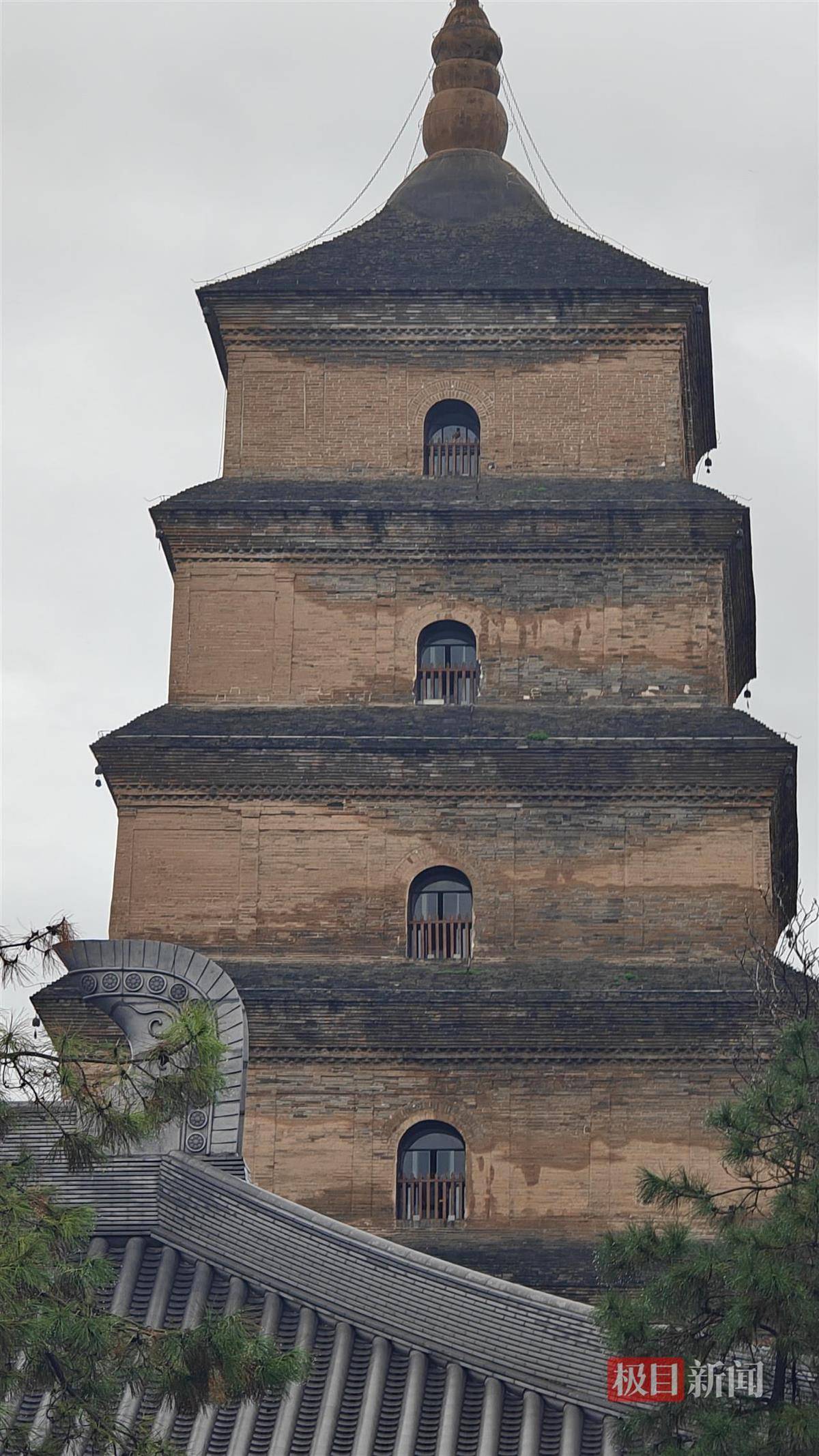 西安连续一个多月降雨遍地长蘑菇<strong></p>
<p>BNB交易所</strong>,大雁塔受潮,城墙布满青苔,气象局解释成因