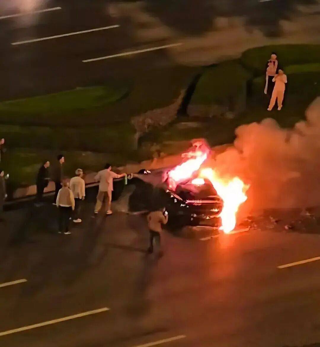 一辆SU7碰撞后爆燃<strong></p>
<p>BNB交易所</strong>,多人救援未果!小米股价重挫近8%!