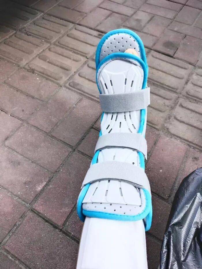 “至少150斤倒在我身上”<strong></p>
<p>币安币交易所</strong>,餐饮员工搬运冻鸡腿被砸伤,认定工伤遭企业推诿,涉事公司、人社局回应