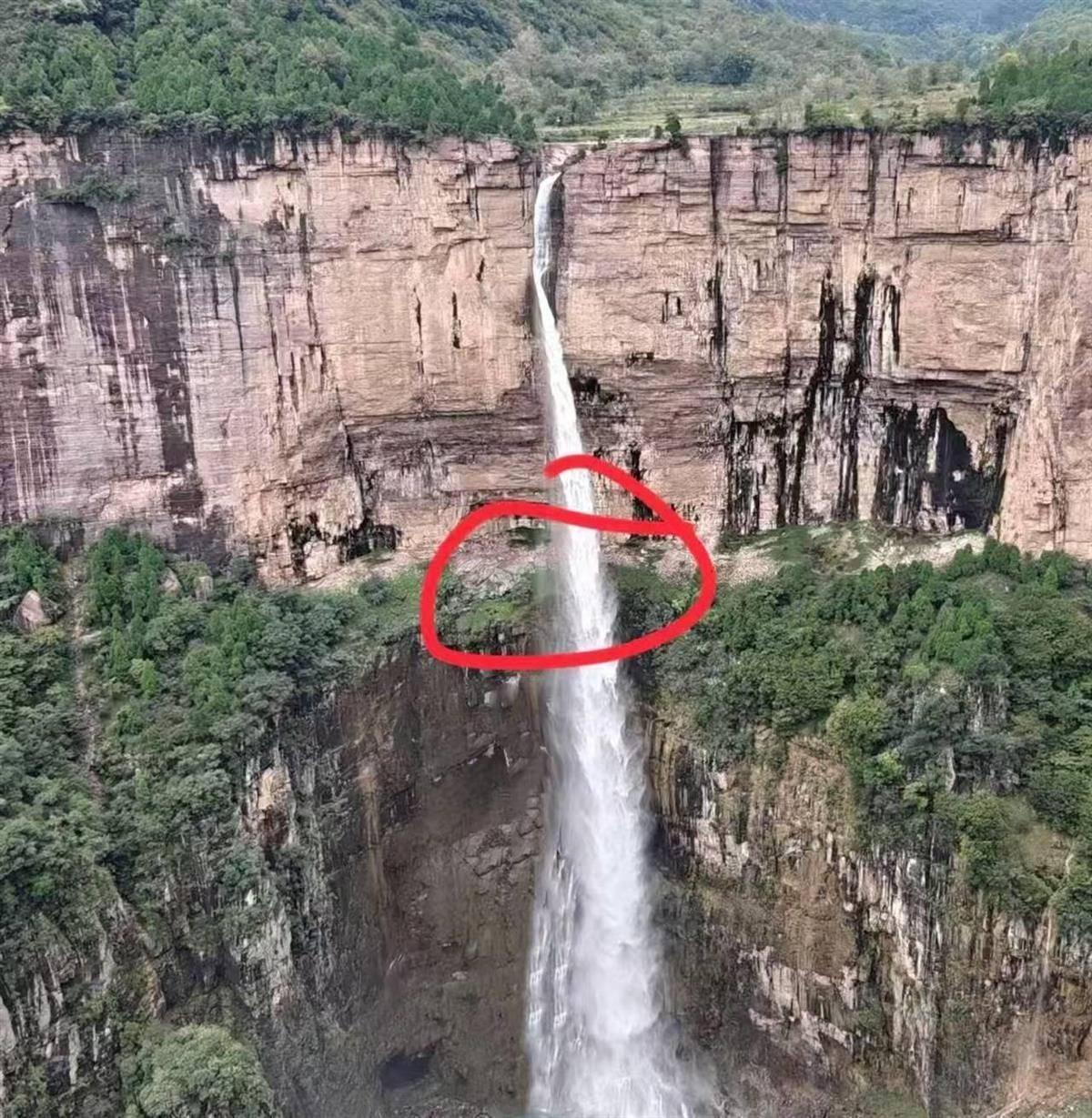 在南太行瀑布拍照时坠崖男大学生确认身亡<strong></p>
<p>币安币交易所</strong>,救援人员:潜入水潭3米深处找到遗体,已转交给家属