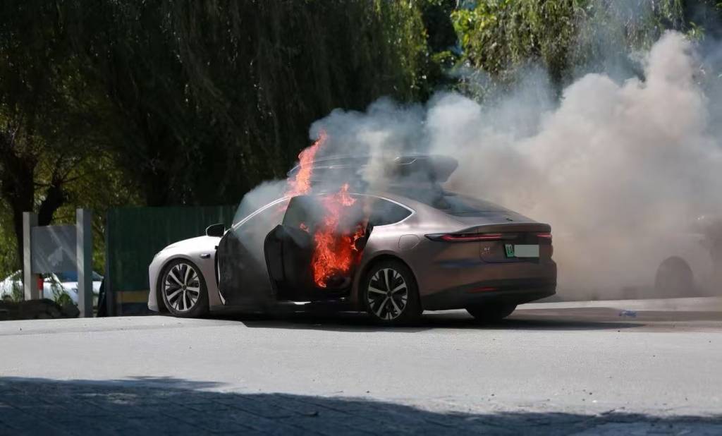 一辆蔚来牌轿车在大理一景区外起火<strong></p>
<p>币安币交易所</strong>,一家四口撤离及时无伤亡