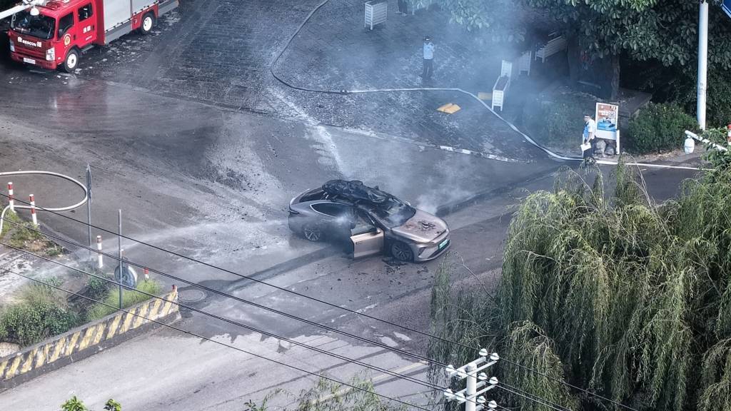 一辆蔚来牌轿车在大理一景区外起火<strong></p>
<p>币安币交易所</strong>,一家四口撤离及时无伤亡