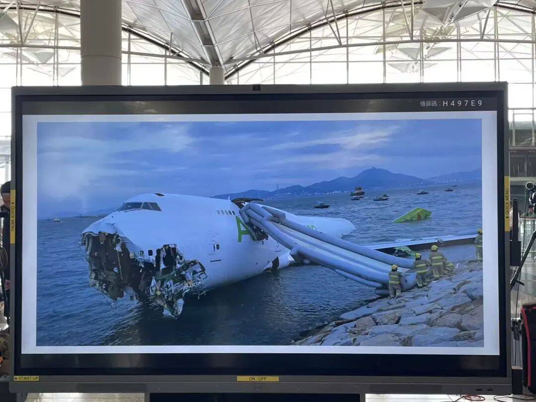 机身断成两截<strong></p>
<p>比特现金交易所</strong>,2名遇难者在海下约7米处被找到,巡逻车在飞机跑道外被撞进海里,香港机场飞机坠海事故更多细节披露