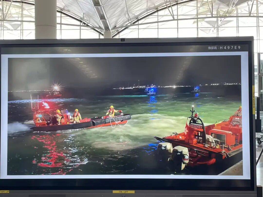 机身断成两截<strong></p>
<p>比特现金交易所</strong>,2名遇难者在海下约7米处被找到,巡逻车在飞机跑道外被撞进海里,香港机场飞机坠海事故更多细节披露