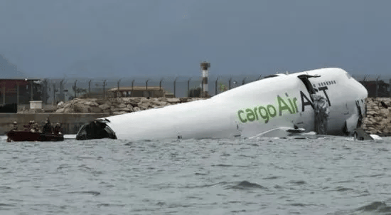 机身断成两截<strong></p>
<p>比特现金交易所</strong>,2名遇难者在海下约7米处被找到,巡逻车在飞机跑道外被撞进海里,香港机场飞机坠海事故更多细节披露