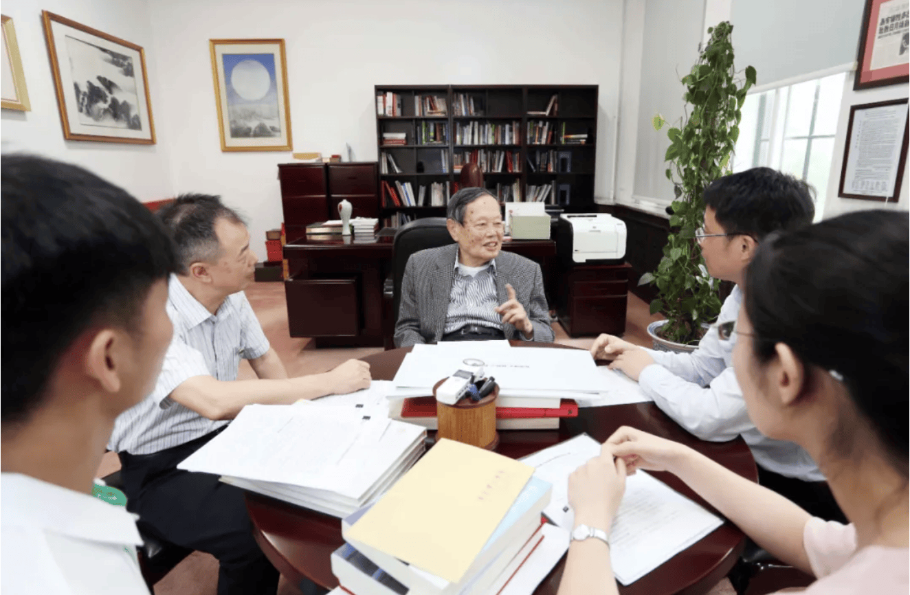 杨振宁为什么连续32年担任东莞理工学院名誉校长<strong></p>
<p>比特现金交易所</strong>?