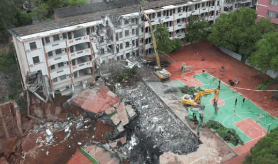 近4000人小学突发坍塌形成巨大坑洞<strong></p>
<p>莱特币交易所</strong>,操场塌下去一半,“还好发生在夜里”