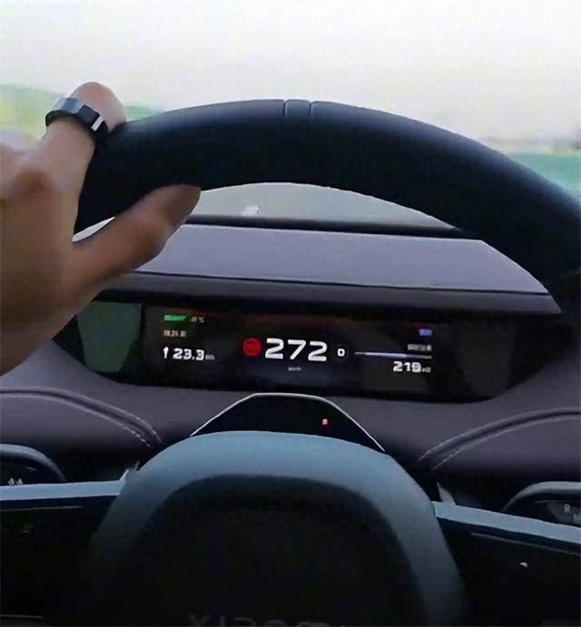 小米SU7车主飙车至272km/h