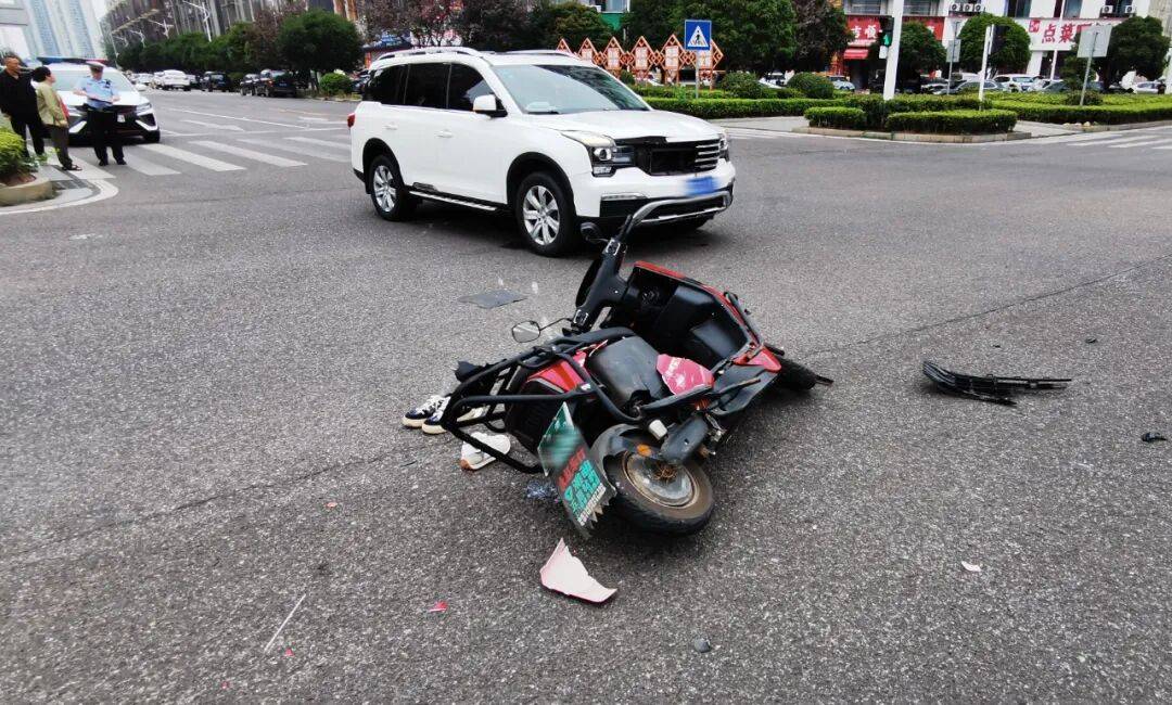 湖南湘潭一女生骑车闯红灯<strong></p>
<p>LTC交易所</strong>,骨折、肝破裂…