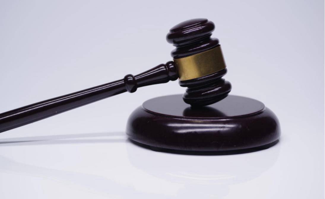 51岁总工程师聚餐饮酒摔倒回家后身亡 法院判单位及餐厅共赔38万，14名聚餐者不担责