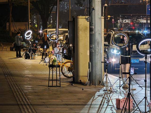 100米有近20个直播间<strong></p>
<p>莱特币交易所</strong>,深夜的成都街头为何“长满”主播?