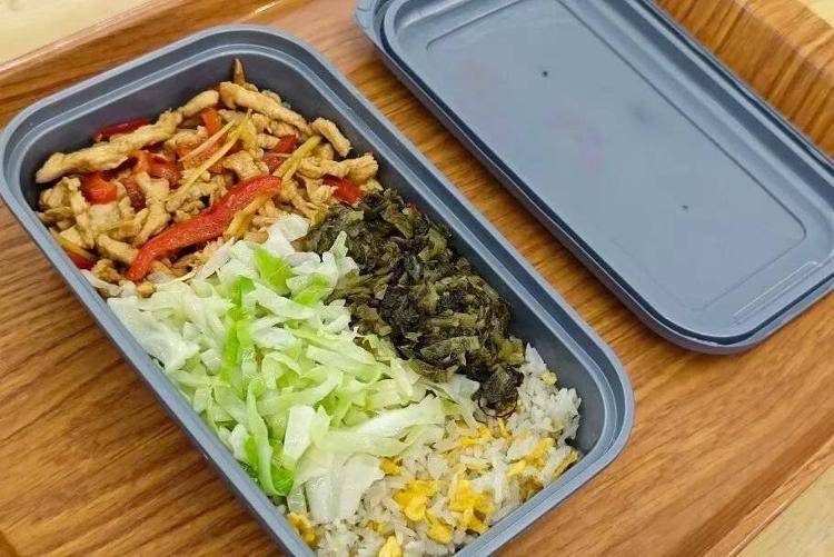 国铁成都局推出17元高铁盒饭：门店现炒<strong></p>
<p>BSV</strong>，送餐到座