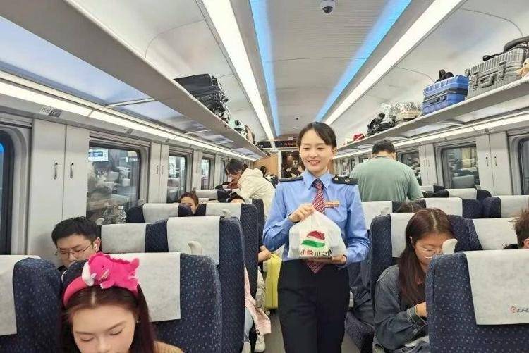 国铁成都局推出17元高铁盒饭：门店现炒<strong></p>
<p>BSV</strong>，送餐到座