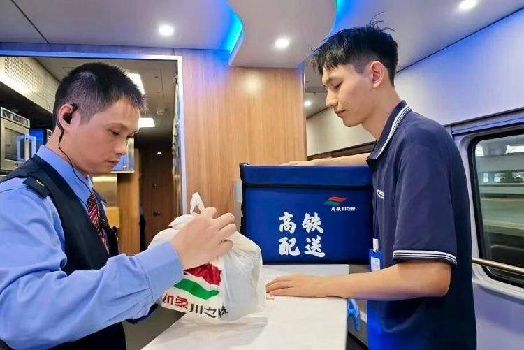 国铁成都局推出17元高铁盒饭：门店现炒<strong></p>
<p>BSV</strong>，送餐到座