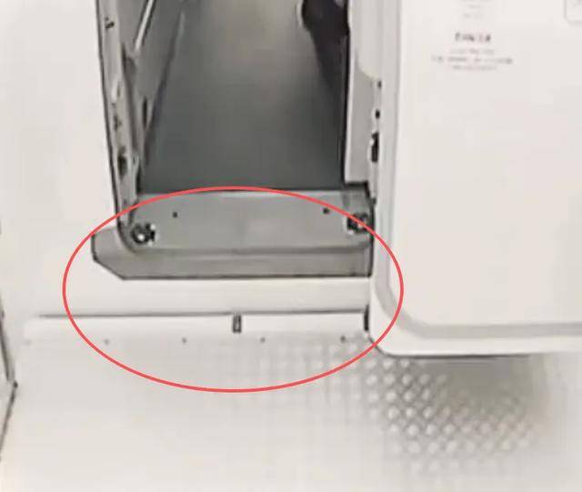 登机视频曝光<strong></p>
<p>绿洲币</strong>,郑智化道歉!除了关注有没有“连滚带爬”,我们更应关注什么?