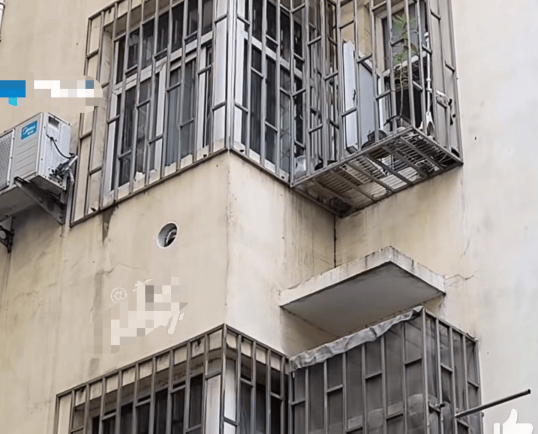 女子怀疑邻居打洞用镜子照自家：“没仇没怨，打个黑洞不合理”，邻居：屋里潮，在通风