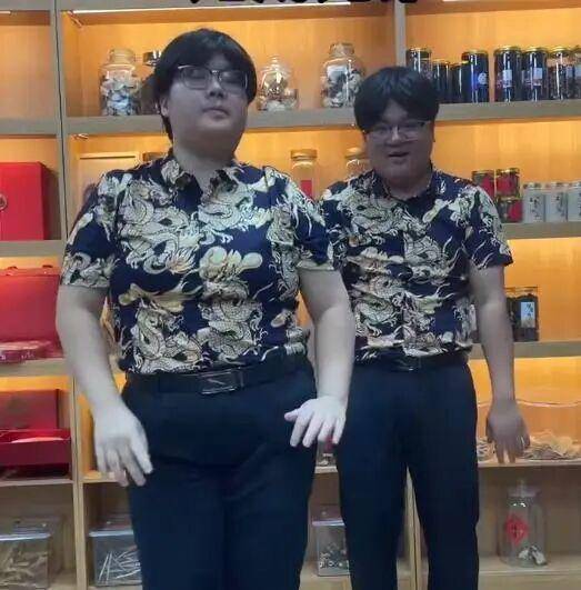 “史上最相似夫妻”被网友建议查下DNA<strong></p>
<p>37币</strong>,当事人:刚认识时不像,后来越长越像