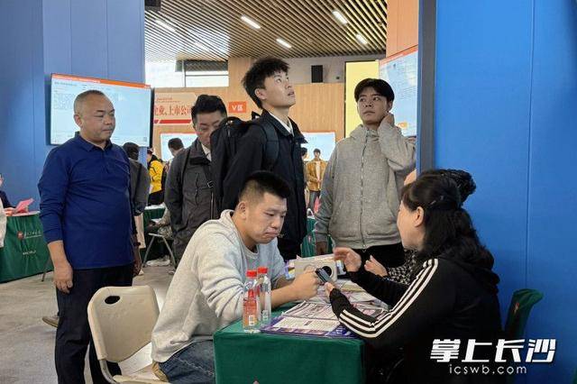 700余名退役军人及军属长沙求职<strong></p>
<p>csc币</strong>,165人达成意向