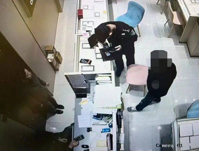 股市套现170万元后<strong></p>
<p>币万</strong>,杭州男子豪购300克金条!老板当场报警……