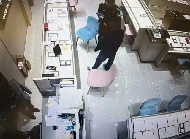 股市套现170万元后<strong></p>
<p>币万</strong>,杭州男子豪购300克金条!老板当场报警……