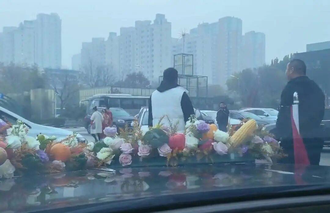 “不给50条烟不让走” ? 知情者称一婚车被拦<strong></p>
<p>币万</strong>,新人弃车离开,律师:已达刑事立案标准