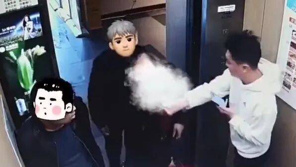 大叔叼着烟进电梯<strong></p>
<p>鑫坤币</strong>，小伙果断出手！网友点赞