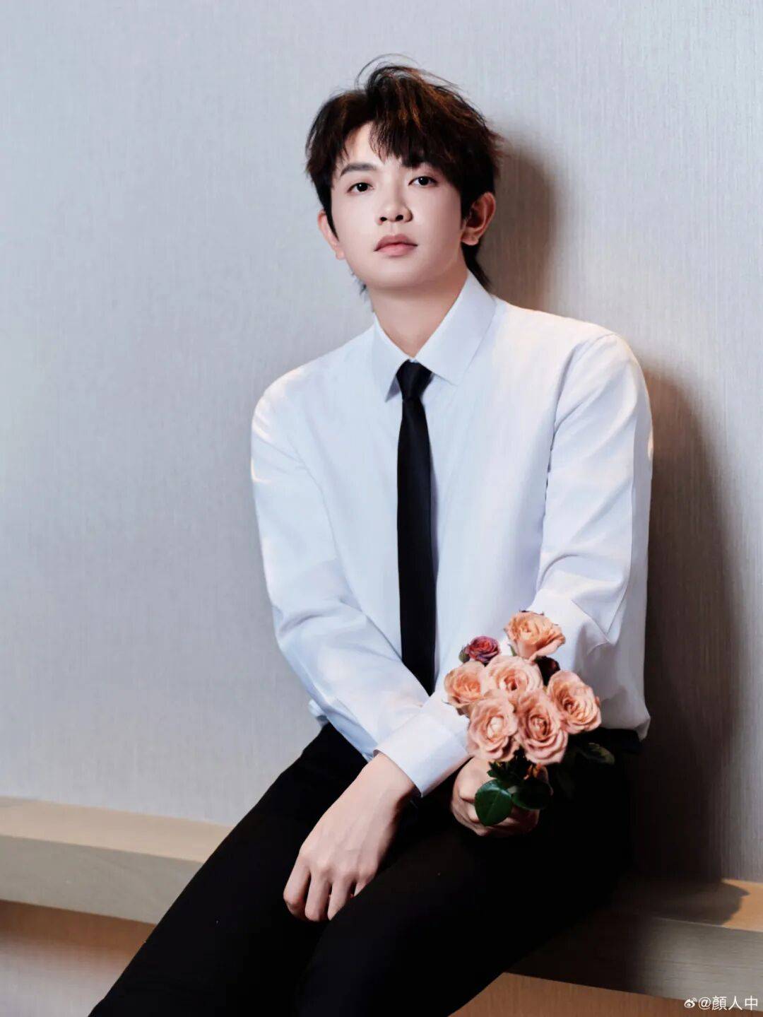 知名男歌手<strong></p>
<p>鑫坤币</strong>，杭州演唱会延迟50分钟，反手 “买一送一”：明年免费加场