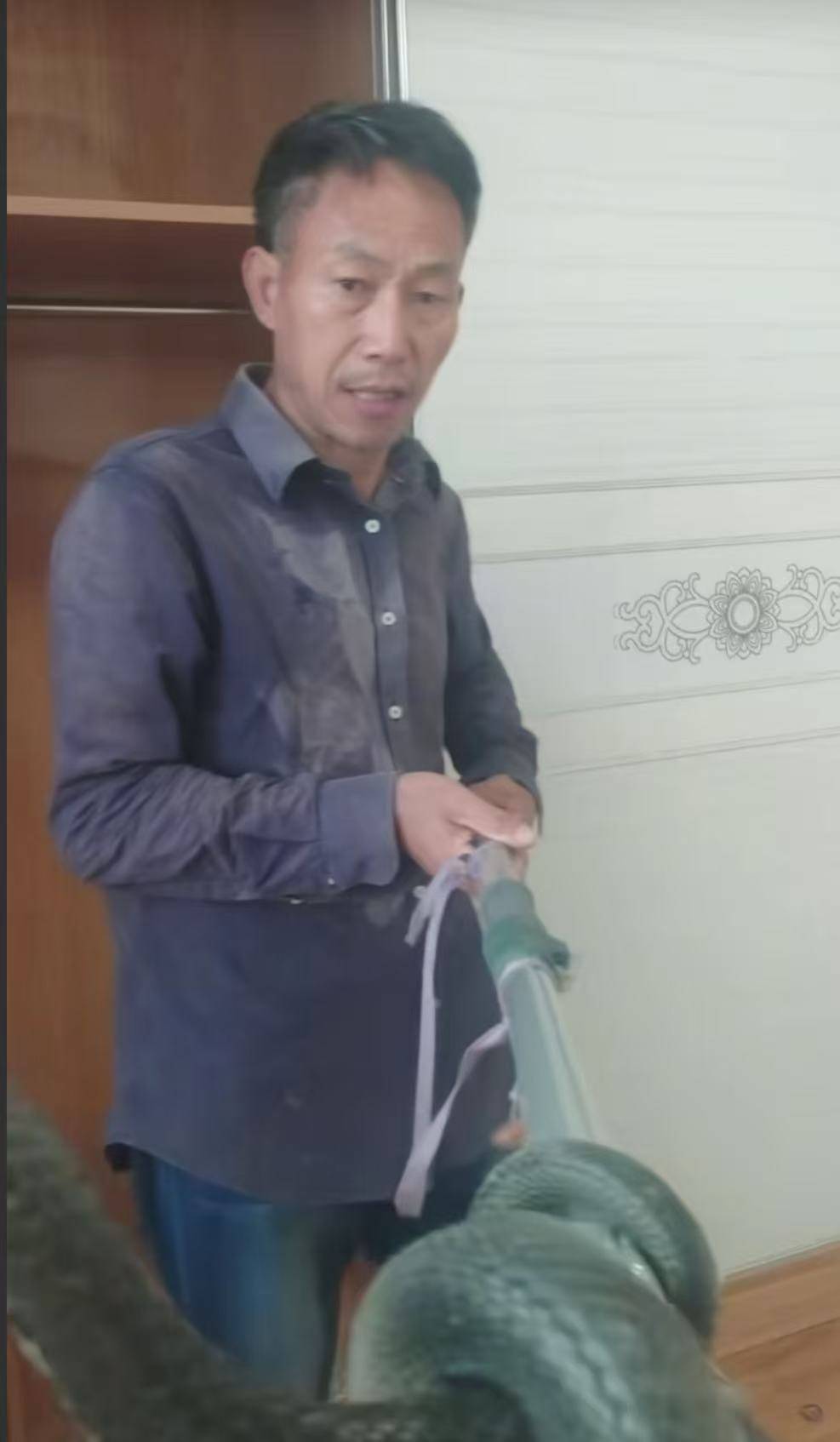 “蛇被我甩开了<strong></p>
<p>炒币</strong>，没完全注射毒液”，湖南直播抓蛇被咬伤网红被警方拘留后发声道歉