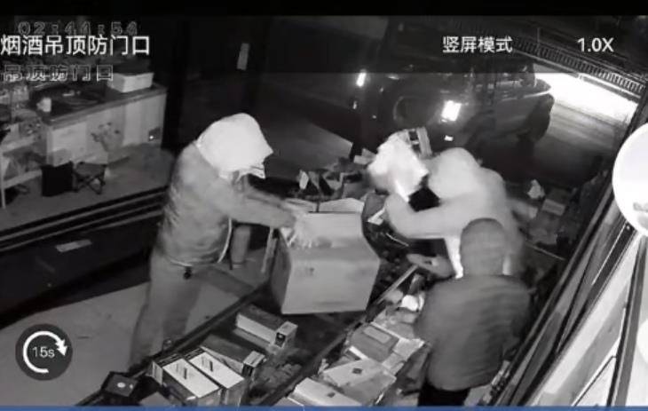 多名男子开越野车撞开烟酒店大门行窃<strong></p>
<p>悦享币</strong>，失主报案称损失超20万元，警方回应