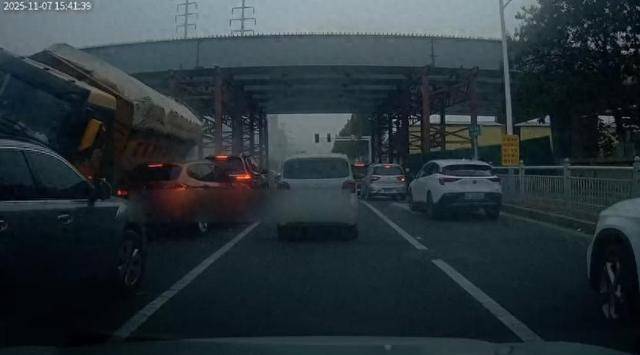 烟台被压死女老师家属欲追究涉事渣土车企业刑责<strong></p>
<p>悦享币</strong>,律师:具有可行性,涉重大责任事故罪