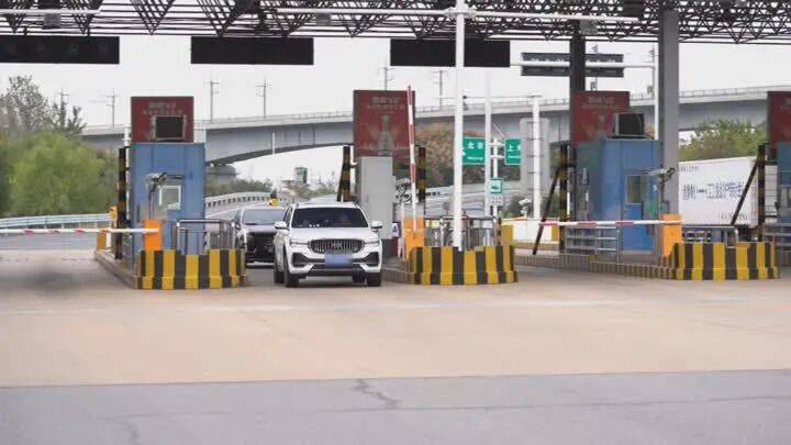 扬州一女子刷短视频惹祸:偷偷去银行取了6万现金<strong></p>
<p>zsc币</strong>,结果……