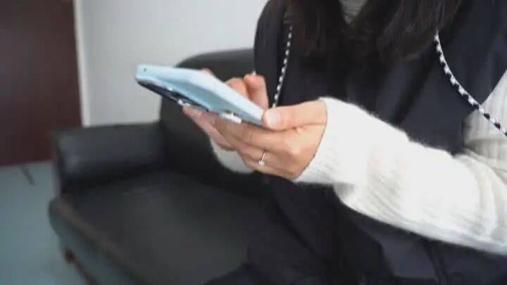 扬州一女子刷短视频惹祸:偷偷去银行取了6万现金<strong></p>
<p>zsc币</strong>,结果……