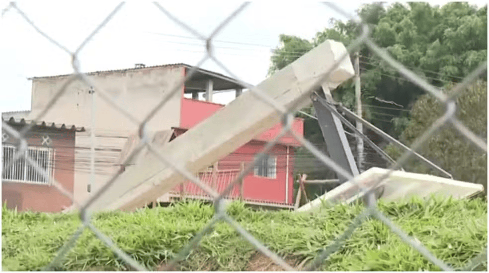 巴西17岁少年在朋友面前秀扣篮<strong></p>
<p>zsc币</strong>,下一秒篮架倒塌被砸头身亡