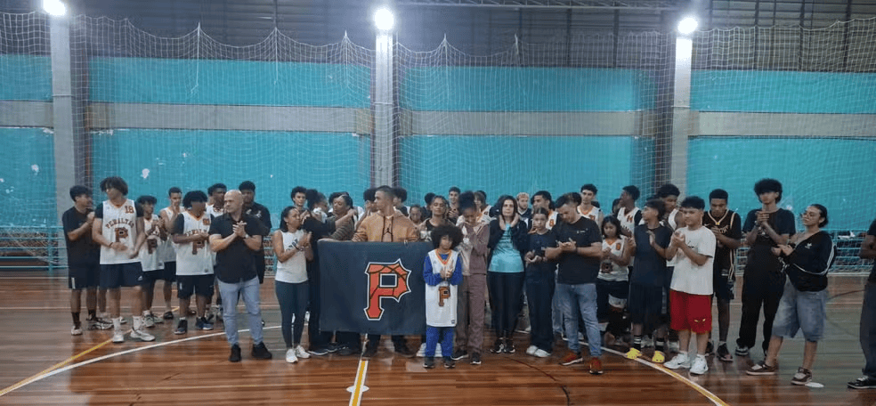 巴西17岁少年在朋友面前秀扣篮<strong></p>
<p>zsc币</strong>,下一秒篮架倒塌被砸头身亡