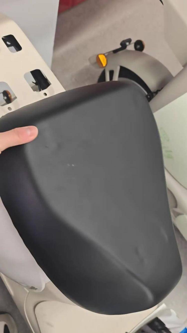 冬天冻屁股夏天烫屁股<strong></p>
<p>阳光币</strong>?台铃电动车疑用“金属坐垫”引热议