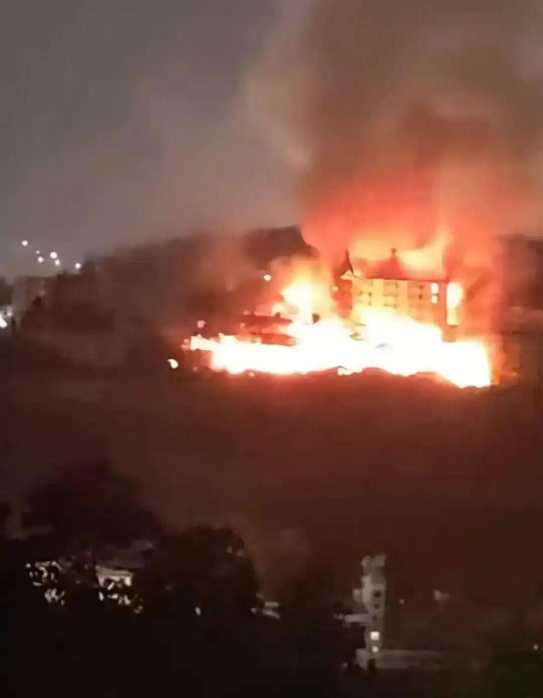 福州闽清县一酒店建筑夜间起火<strong></p>
<p>鸿币</strong>,楼裙燃烧;当地消防:是废弃建筑,未造成伤亡,起火原因还在调查中