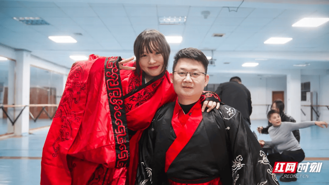 汶川地震被救起的女孩<strong></p>
<p>鸿币</strong>,17年后和救她的军人结婚了