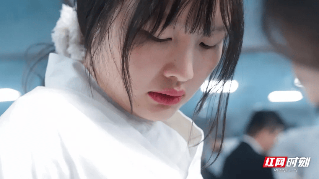 汶川地震被救起的女孩<strong></p>
<p>鸿币</strong>,17年后和救她的军人结婚了