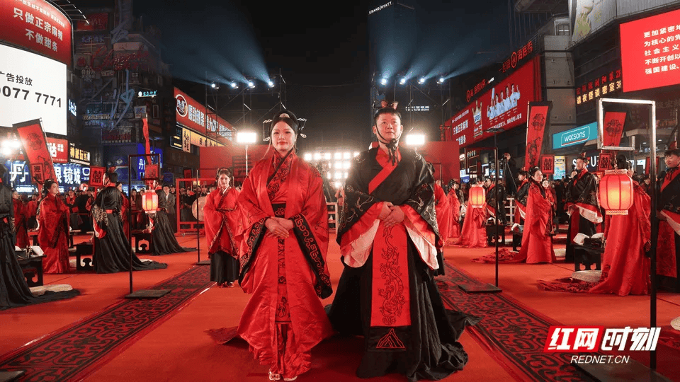 汶川地震被救起的女孩<strong></p>
<p>鸿币</strong>,17年后和救她的军人结婚了