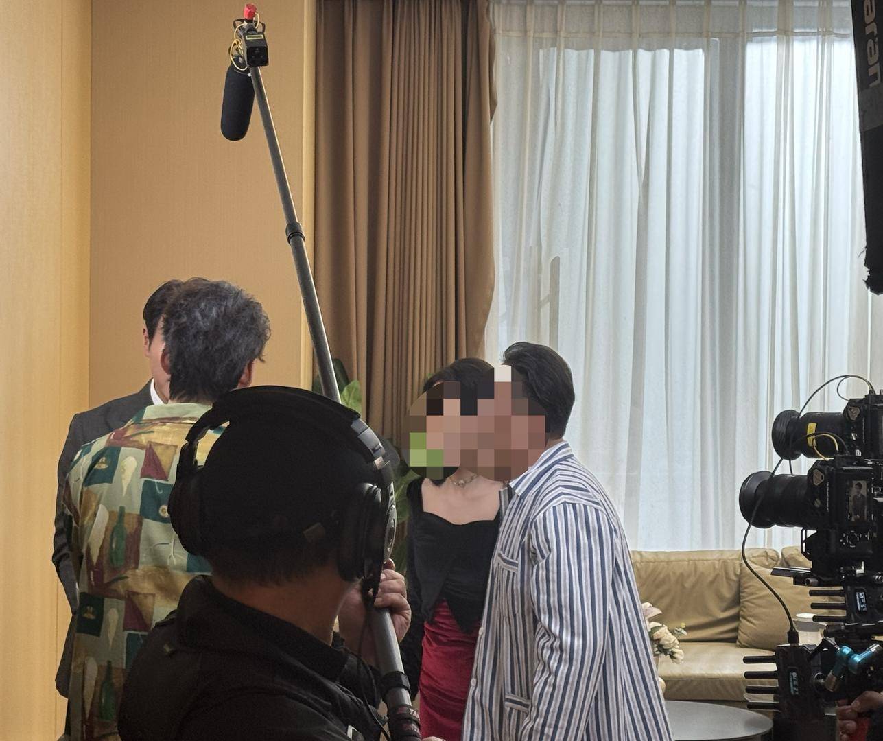 日薪300元招特约演员<strong></p>
<p>鸿币</strong>,进组拍戏先交近万元集训费?业内人士揭短剧演员招募利益链