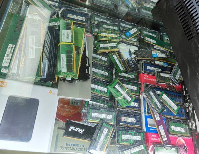 一场始料未及的存储涨价：全产业链缺货<strong></p>
<p>鸿币</strong>，手机电脑价格大概率上行