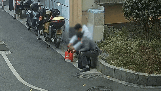 上门取走19万元<strong></p>
<p>商城币</strong>,杭州一西装革履“金融专员”被抓!在高速服务区被抓,车上塞满现金